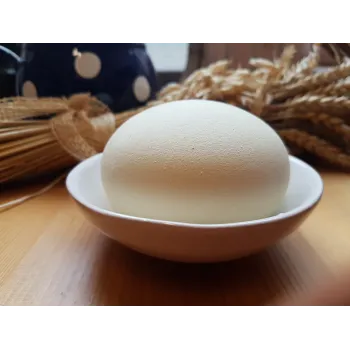 Bílo-smetanový kámen